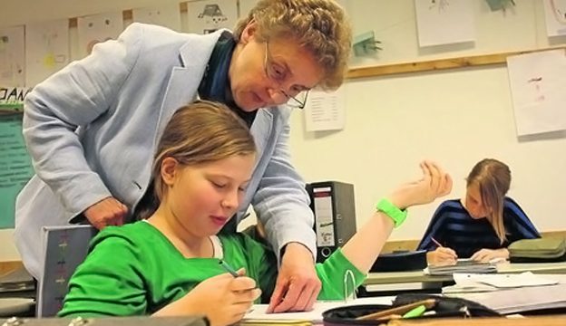 Auf die Fragen der Schüler gehen die Lehrer beim selbstgesteuerten Lernen individuell ein – so wie hier Ulrike Rupieper, die Schulleiterin der Teamschule. [WA, Foto: Guboff]