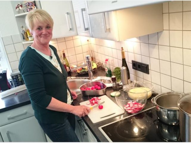 Unsere Sekretärin Frau Gottmann beim „Perfekten Dinner“