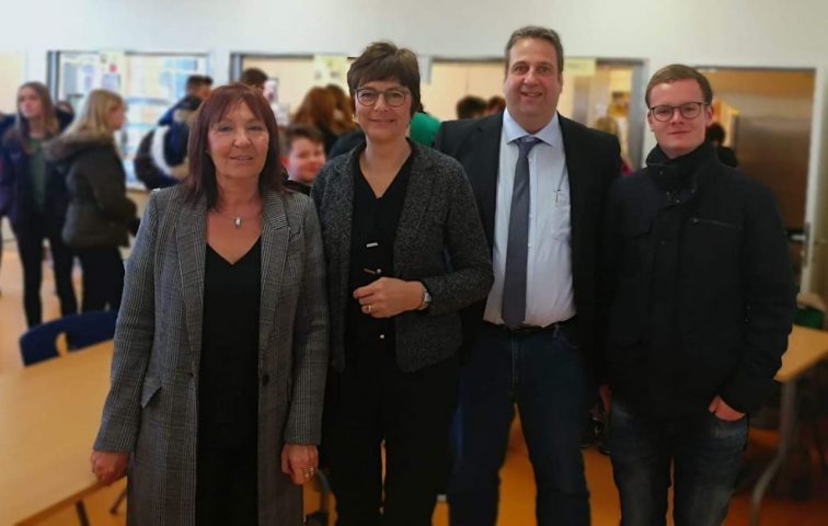Landtagsabgeordnete Watermann-Krass besucht Teamschule