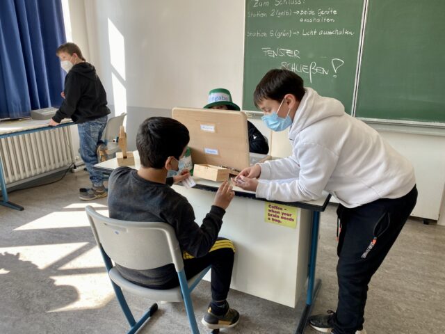 Robotik, Binärzahlen und Pixel: Phänomexx zur Gast in der Teamschule
