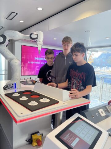 Metall-Truck zu Besuch an der Teamschule
